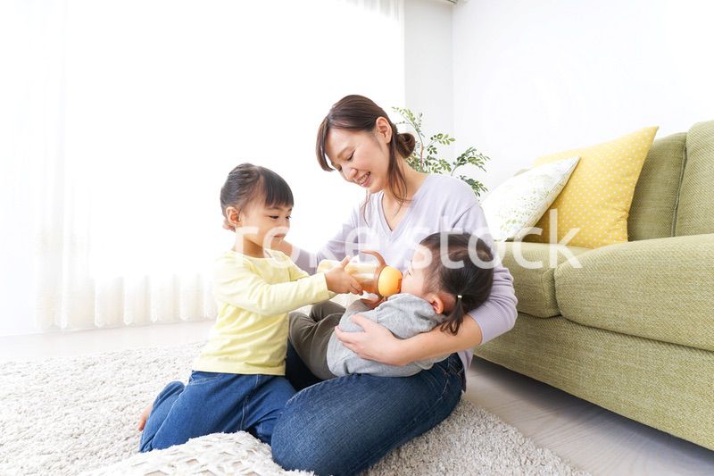 赤ちゃんのいる幸せな家族