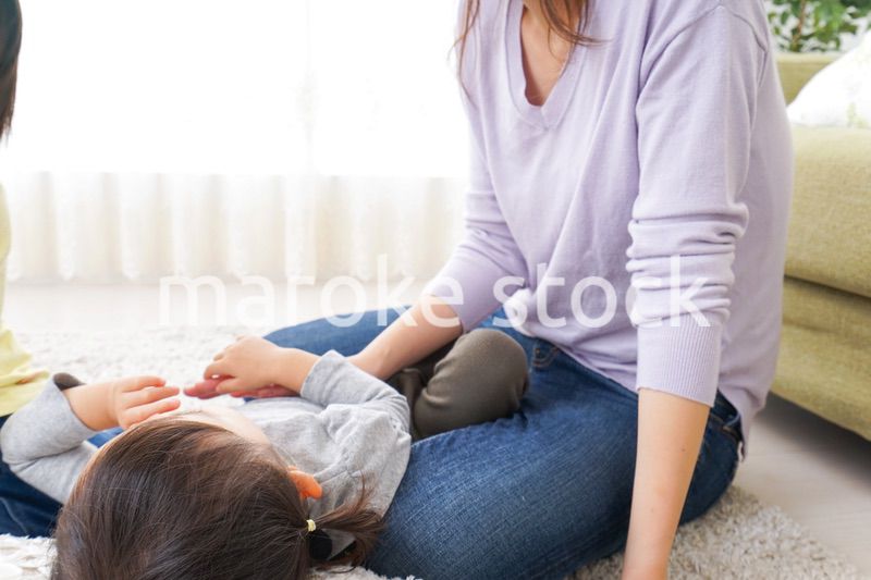 子どもを寝かせるお母さん