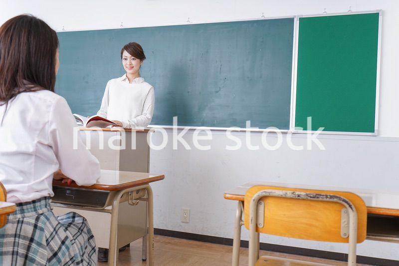 学校で授業をする教師