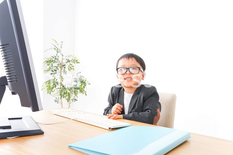 スーツを着て仕事をする子供ビジネスマン