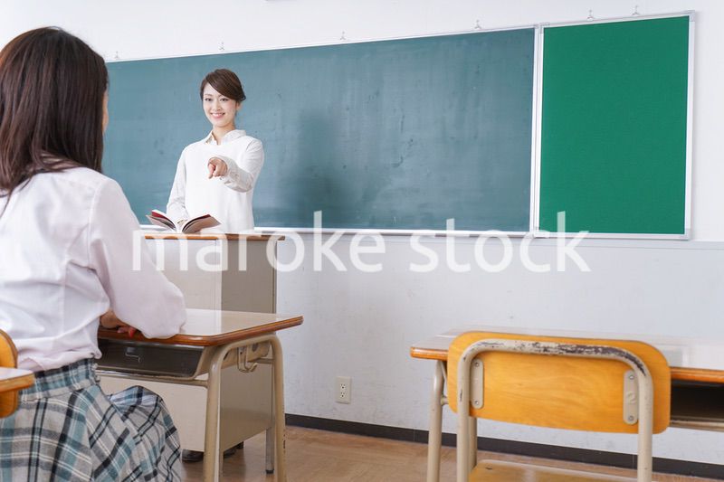 学校で授業をする教師