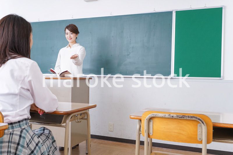 学校で授業をする教師