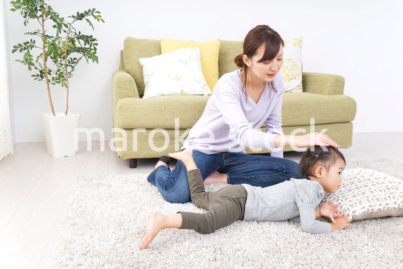 子どもを寝かせるお母さん