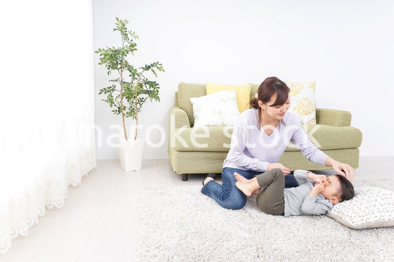 子どもを寝かせるお母さん