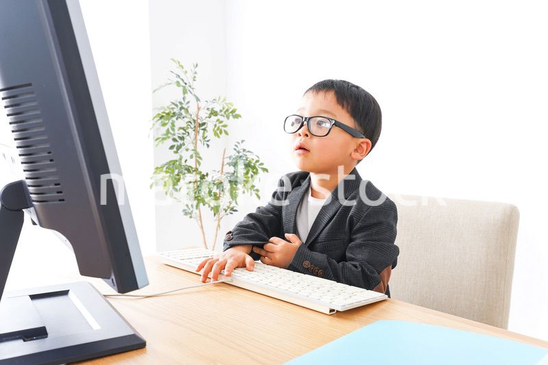 オフィスで働く子供ビジネスマン