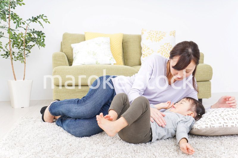 子どもを寝かせるお母さん