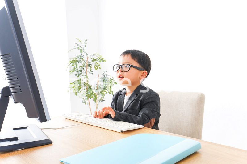 オフィスで働く子供ビジネスマン