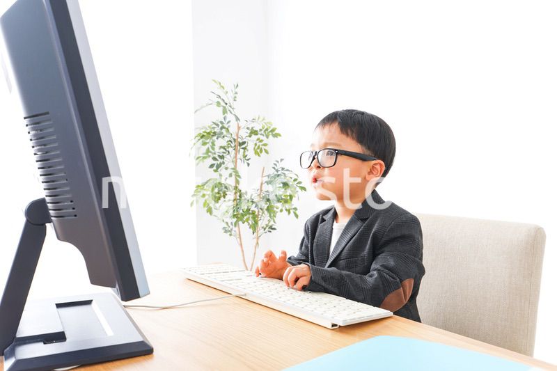 オフィスで働く子供ビジネスマン