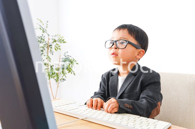 オフィスで働く子供ビジネスマン
