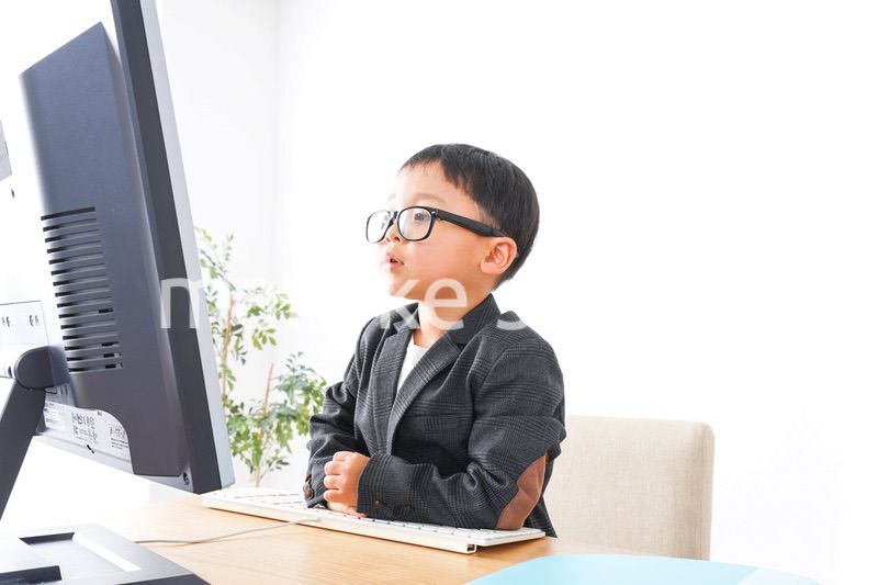 オフィスで働く子供ビジネスマン