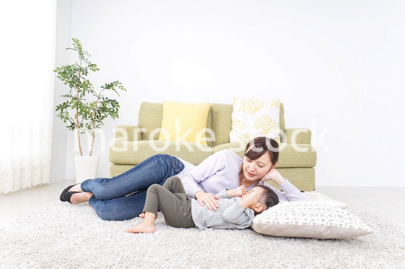 子どもを寝かせるお母さん