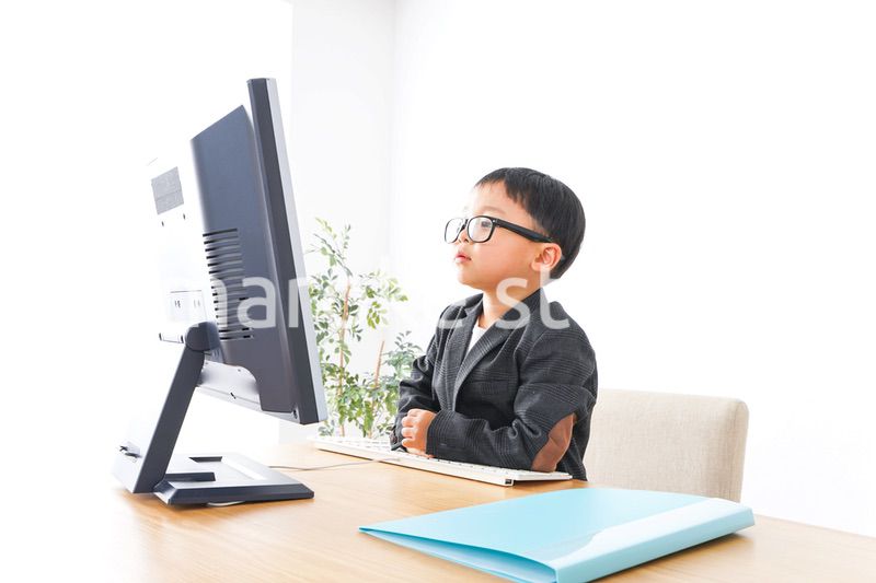 オフィスで働く子供ビジネスマン