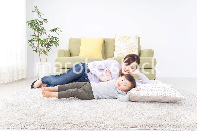 子どもを寝かせるお母さん