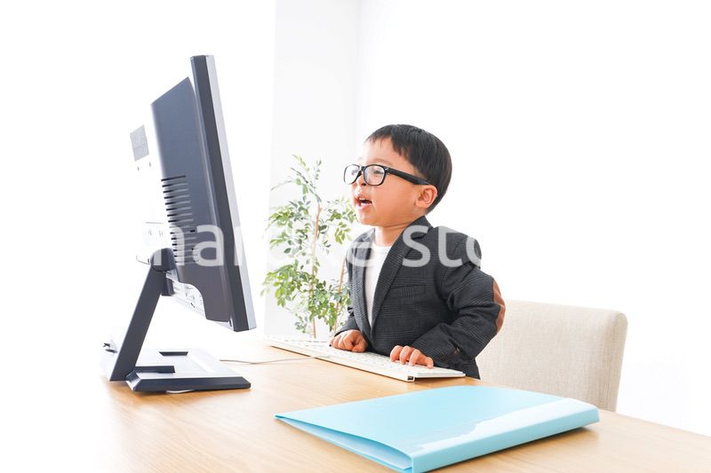 オフィスで働く子供ビジネスマン