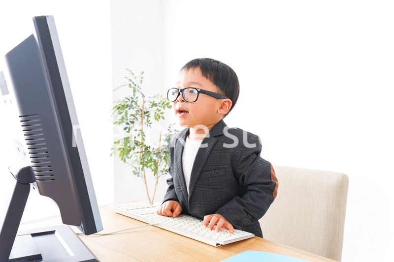 オフィスで働く子供ビジネスマン