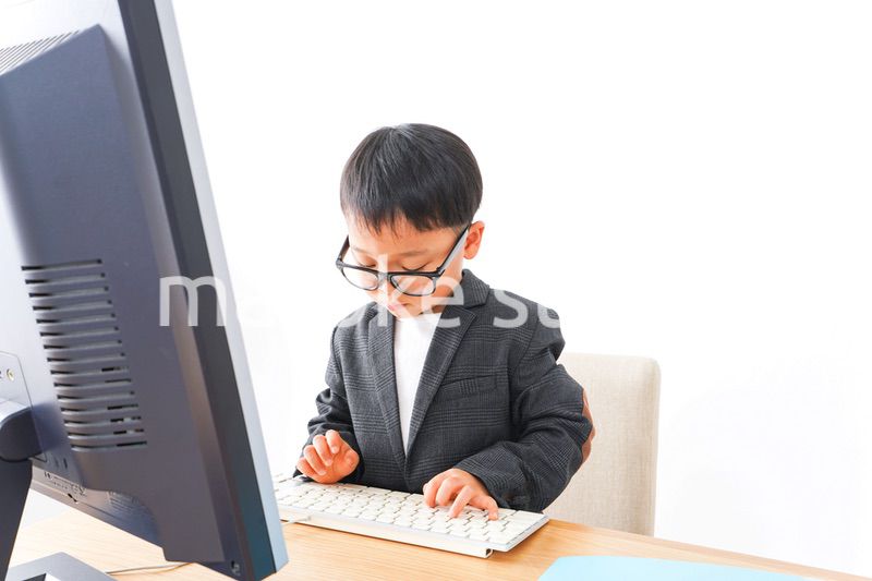 オフィスで働く子供ビジネスマン