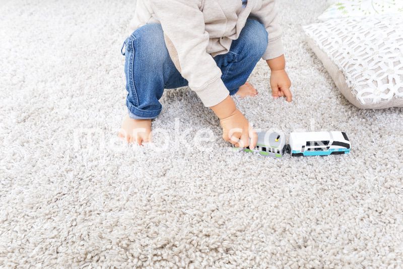 電車のおもちゃで遊ぶ男の子