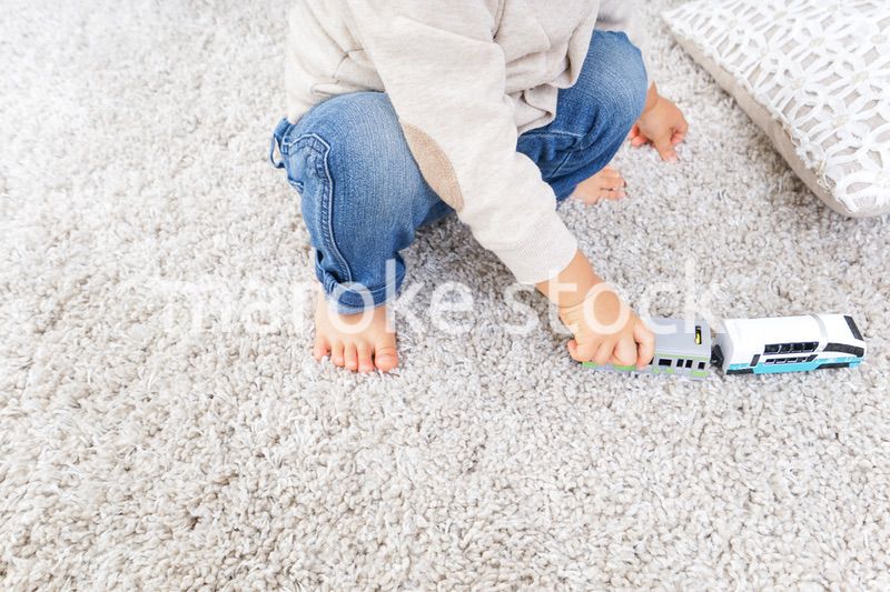 電車のおもちゃで遊ぶ男の子