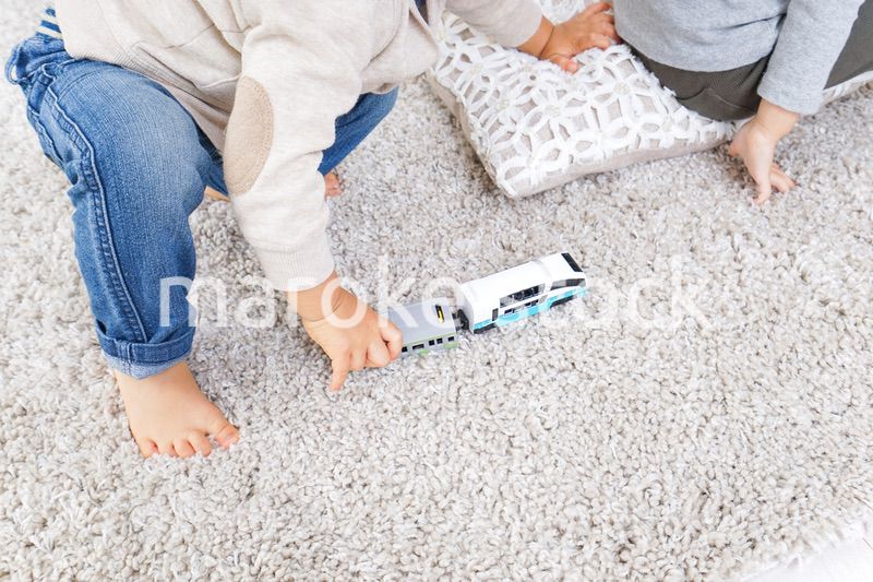 電車のおもちゃで遊ぶ男の子