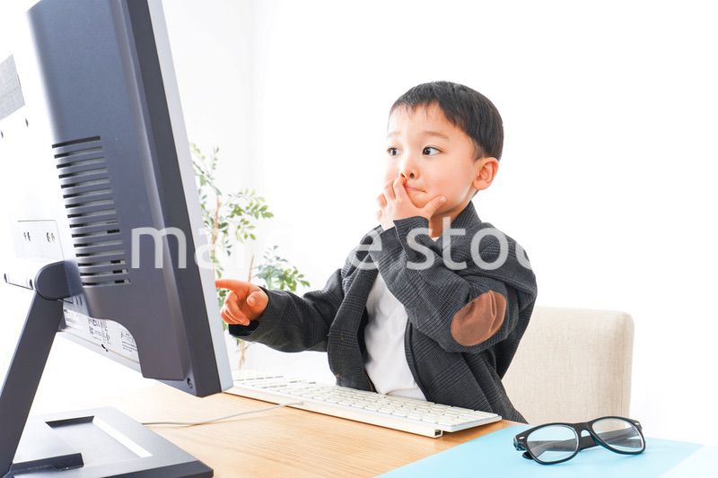 オフィスで働く子供ビジネスマン
