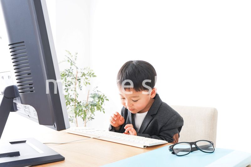 オフィスで働く子供ビジネスマン