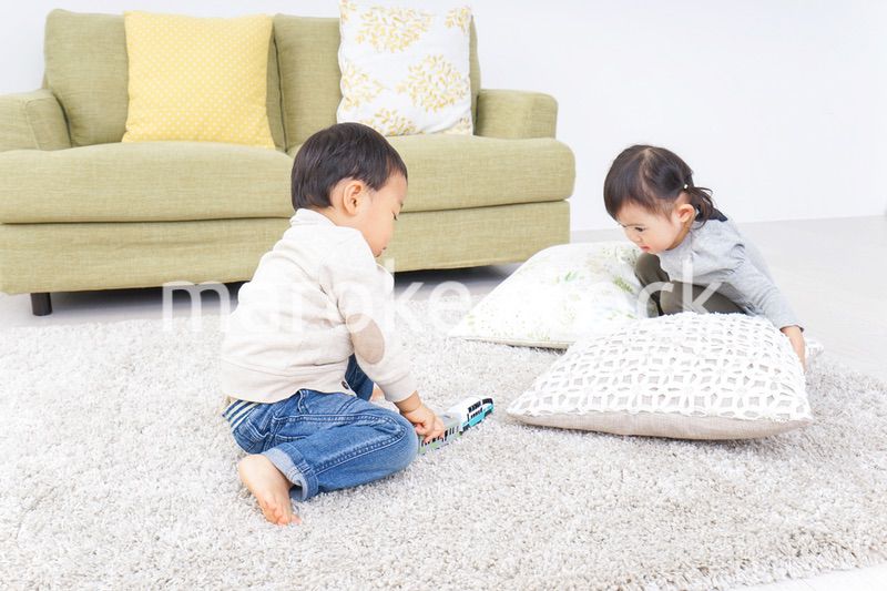 兄弟で家で遊ぶ子供