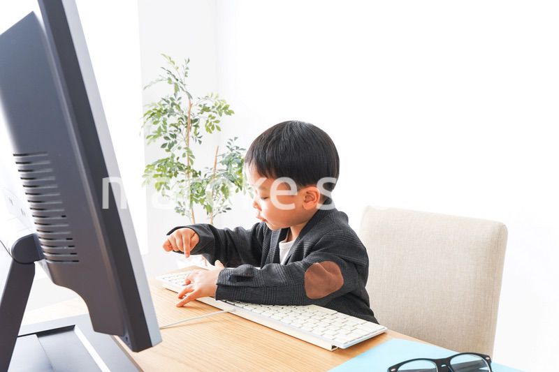 オフィスで働く子供ビジネスマン