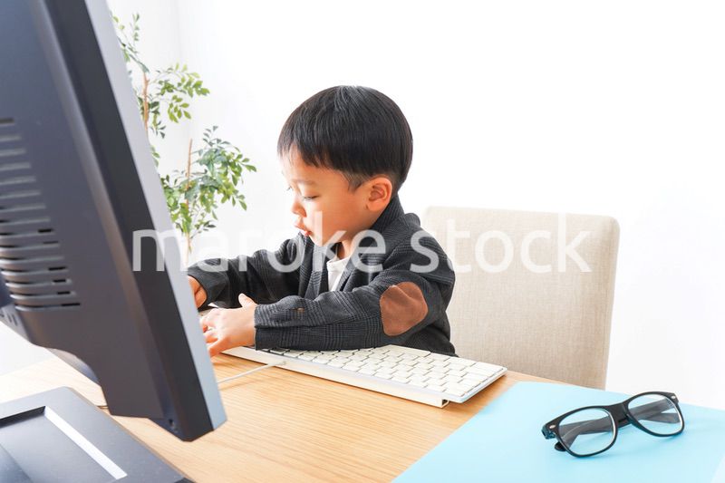 オフィスで働く子供ビジネスマン