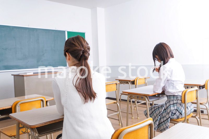 教室に座る学生