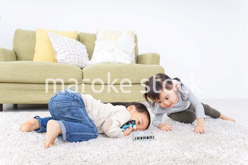 兄弟で家で遊ぶ子供