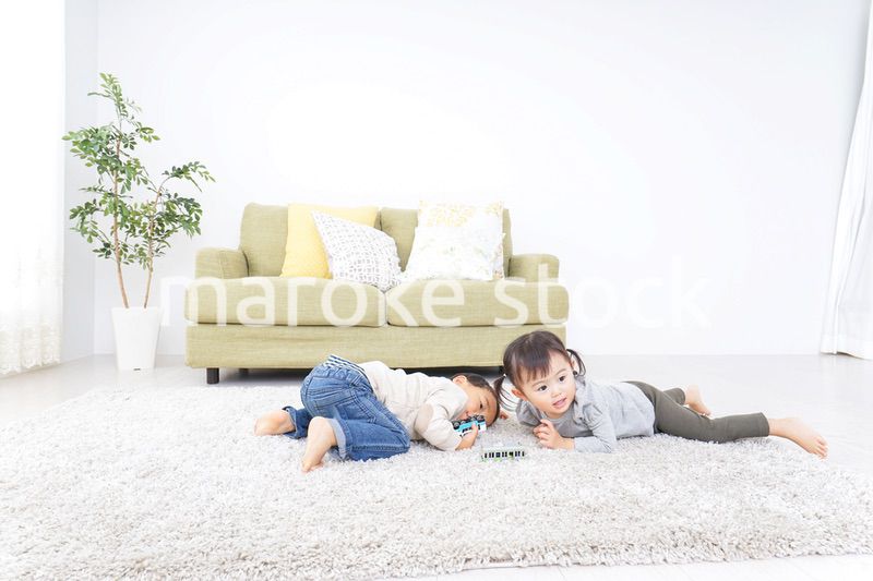 兄弟で家で遊ぶ子供