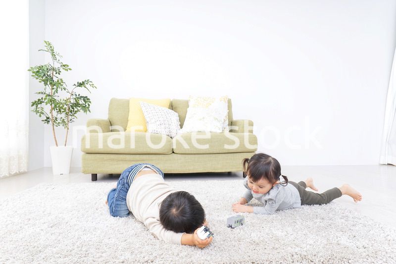 兄弟で家で遊ぶ子供