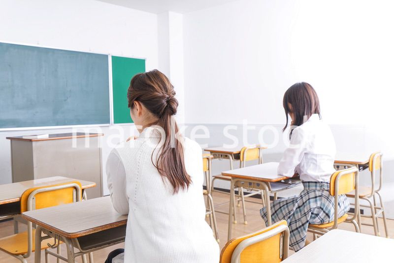 教室に座る学生