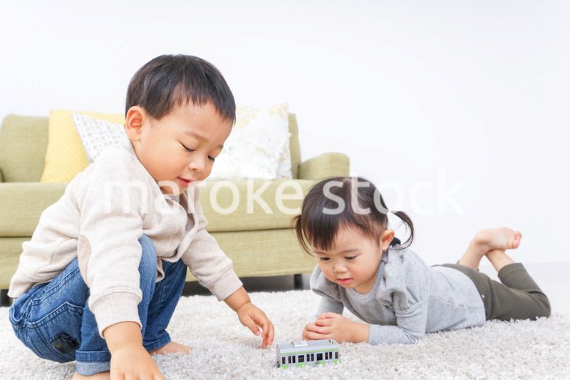 兄弟で家で遊ぶ子供