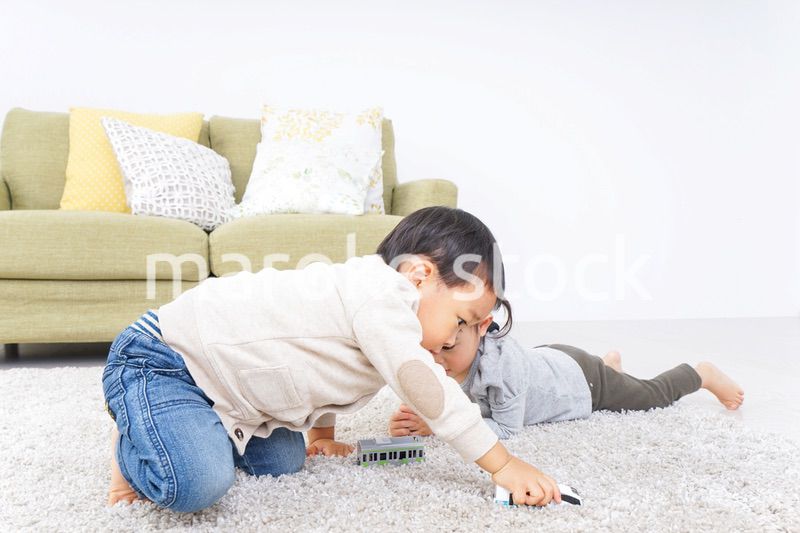 兄弟で家で遊ぶ子供