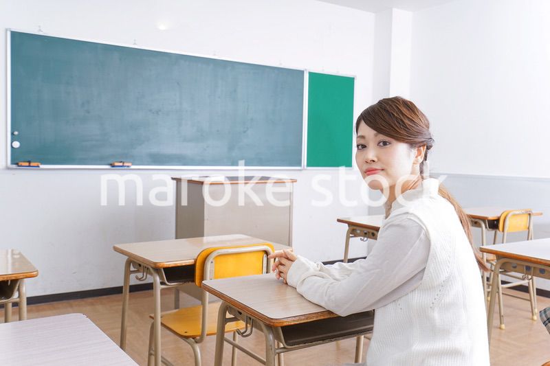 教室に座る学生