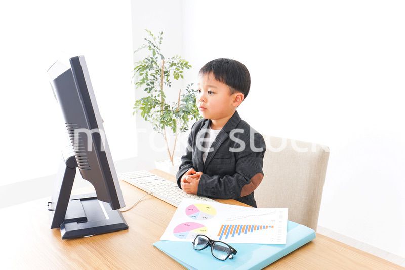 オフィスで働く子供ビジネスマン