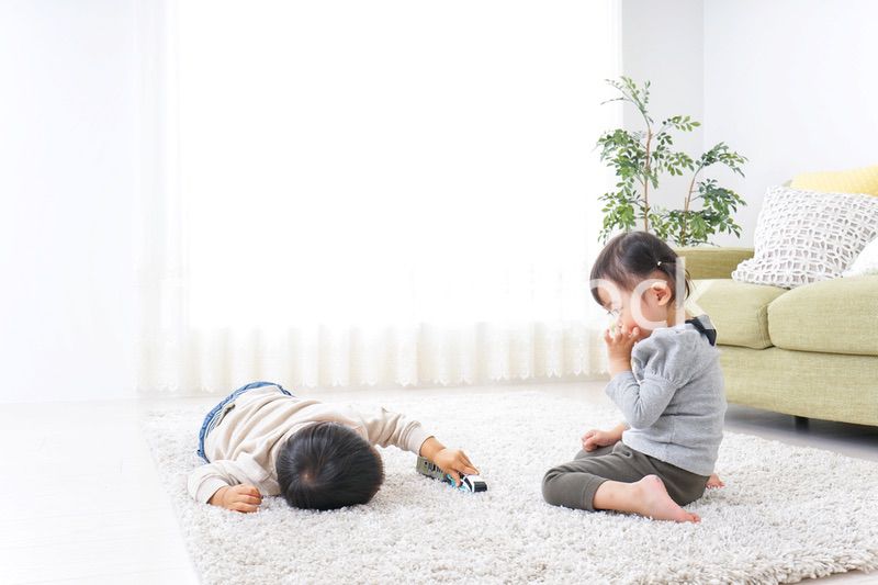 兄弟で家で遊ぶ子供