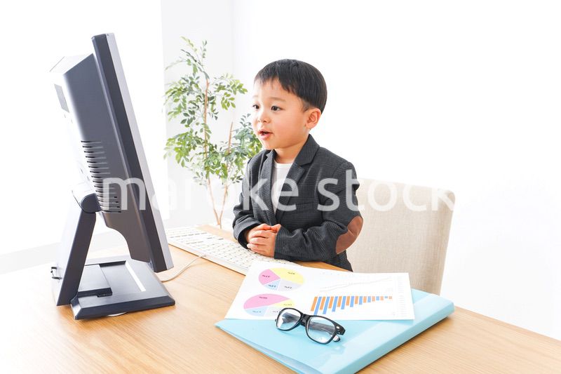オフィスで働く子供ビジネスマン
