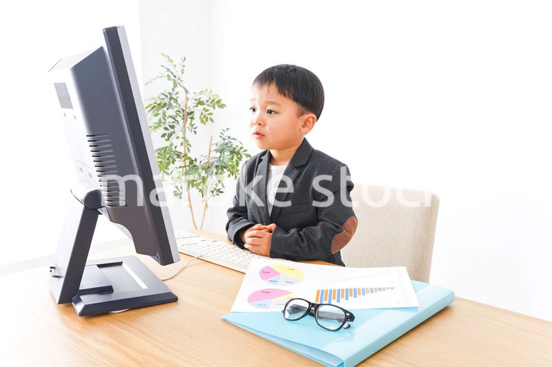 オフィスで働く子供ビジネスマン