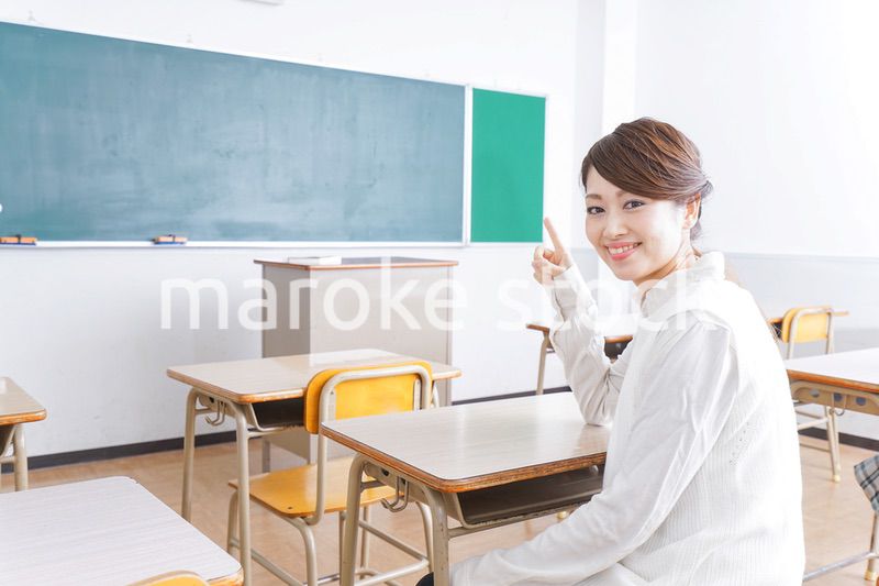 教室で指を指す学生