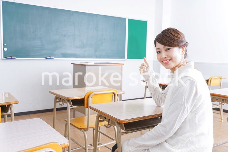 教室で指を指す学生