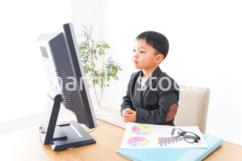 オフィスで働く子供ビジネスマン