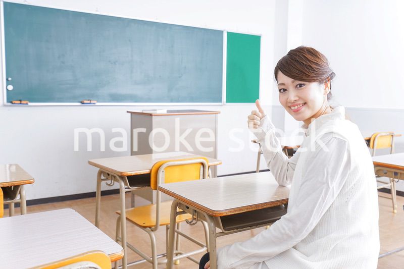 教室で指を指す学生