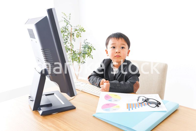 オフィスで働く子供ビジネスマン