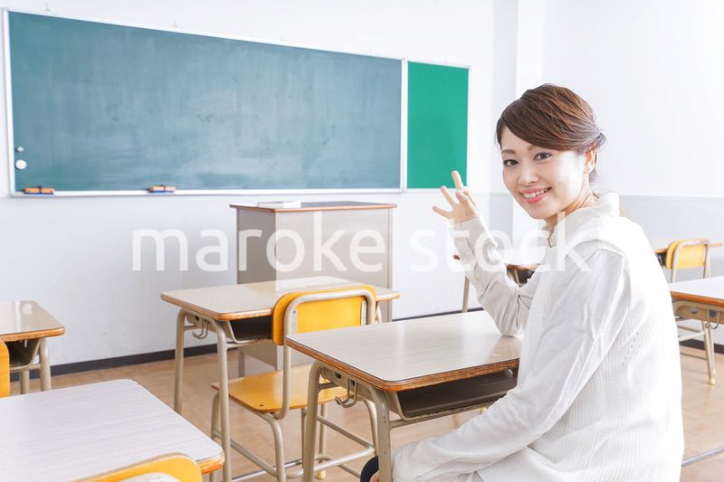 教室で指を指す学生