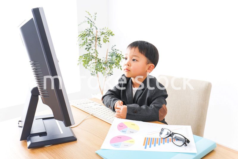 オフィスで働く子供ビジネスマン