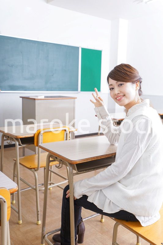 教室で指を指す学生