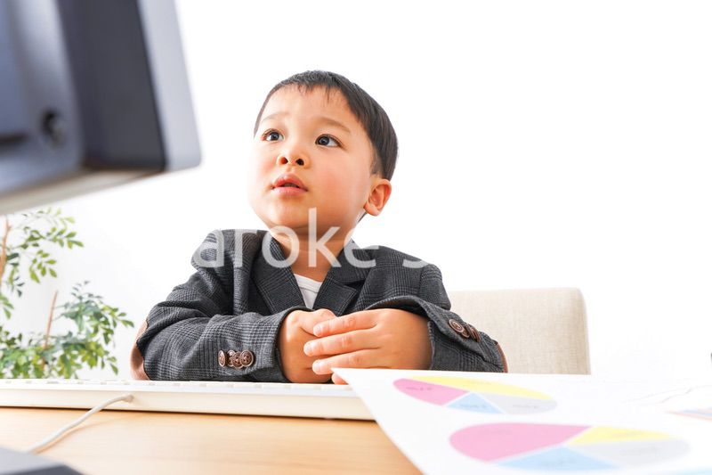 スーツを着て仕事をする子供ビジネスマン