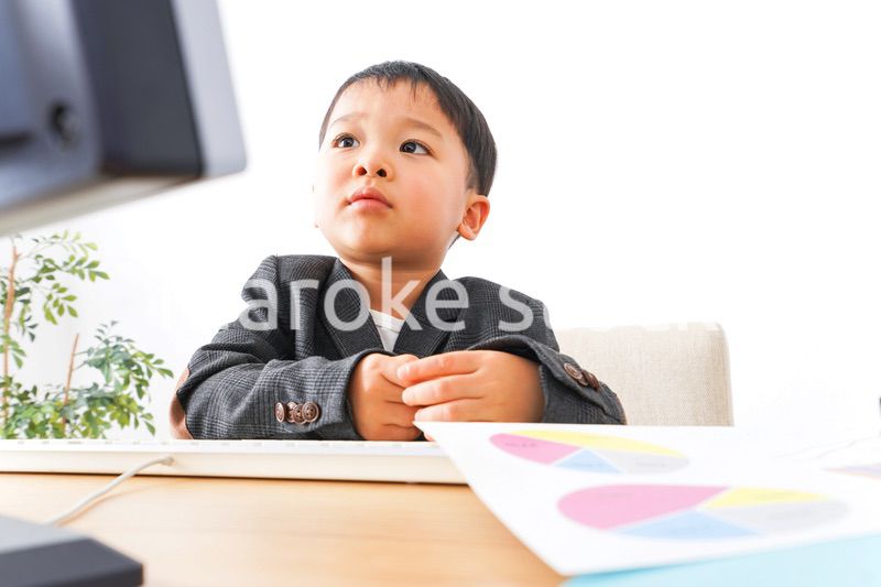 オフィスで働く子供ビジネスマン